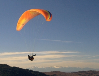 por los aires